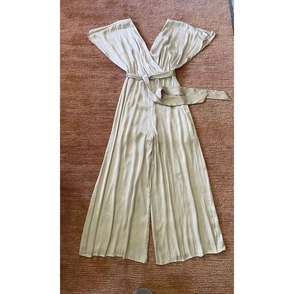 NWOT EXPRESS Satin Flutter Sleeve Culotte Jumpsuit champagne  Color Sz  XXS - Picture 1 of 11